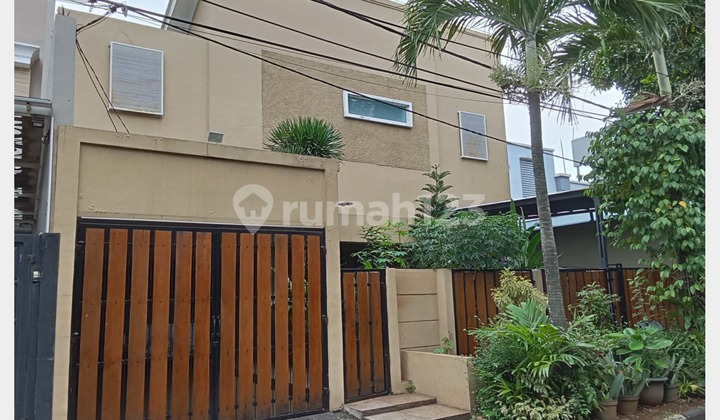 Dijual Rumah Asri Ada Pool di Bintaro Sektor 3, Tangerang Selatan