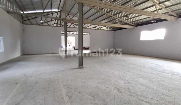 Strategic ready-to-use spacious warehouse in East Jakarta