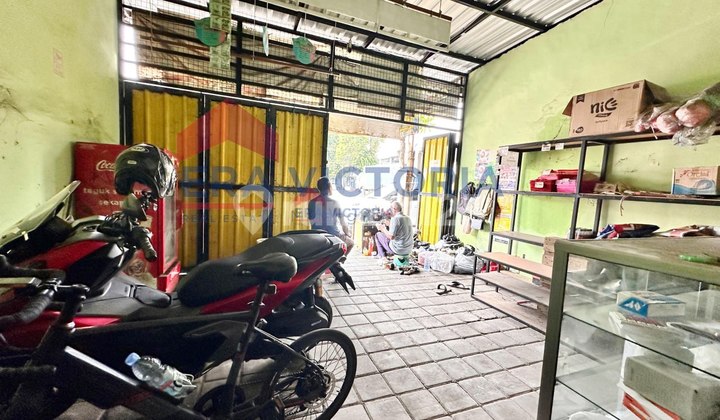 For Sale: Corner Lot Commercial Building (Ruko) with Land Calculation, in Bustling Kasin Area, Suitable for Various Businesses, Close to Malang City Square. 2