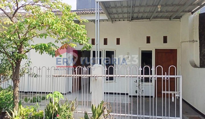 For Sale/For Rent Comfortable Strategic Residence Near Karangpilang Clinic and Kebraon Market