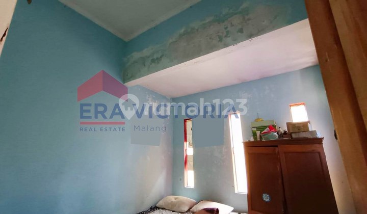 For Sale 1.5-Story House, Front School Location, Suitable for Business 2