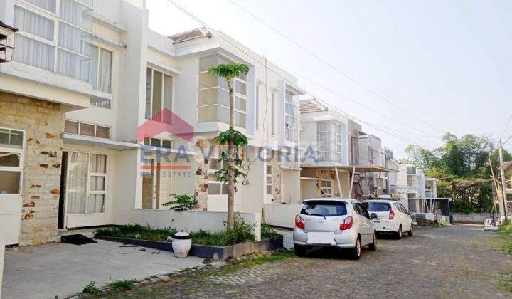 Rumah 1,5 Lantai Manali Hill, Karangploso Rumah di Perumahan One Gate System Dekat Kampus Universitas Muhamadiyah, Japan Paving, Bisa 2 Mobil Full Furnish Kondisi Rumah Bagus Malang  1