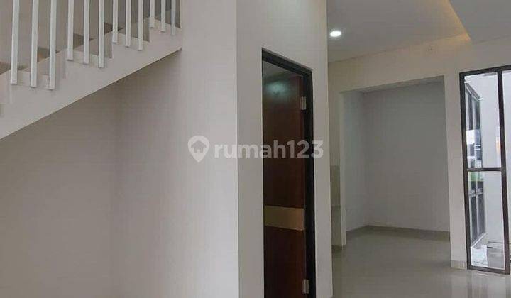 Rumah 2 Lantai Semi Furnished di Royal Paka Residence No.10-12, Surabaya 2