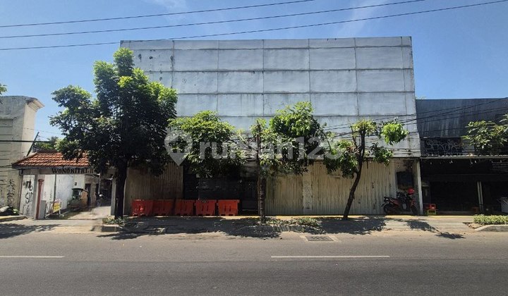 Showroom office building with a cafe, located in the city center at Kilometer Zero on the main road, parking for 12 cars