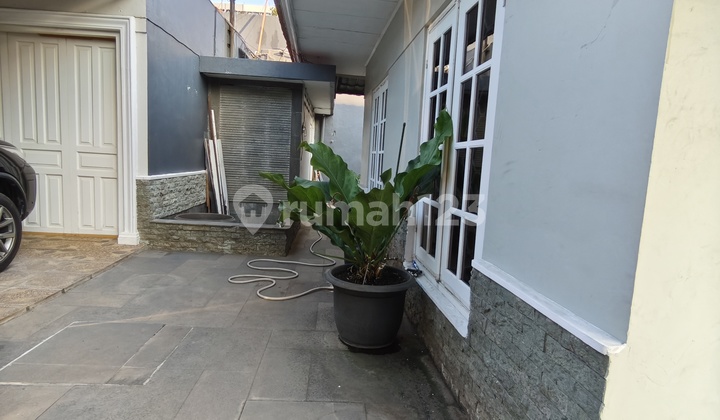 Rumah 1 Lantai, Carport 11 Mobil di Kartini Raya, Jakpus 2