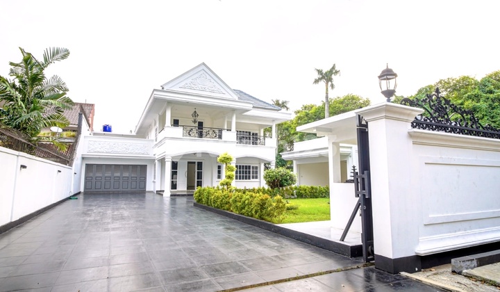 Semi-Furnished Luxury House Ready to Occupy in Kemang, South Jakarta Semi-Furnished Luxury House Ready to Occupy in Kemang, South Jakarta
