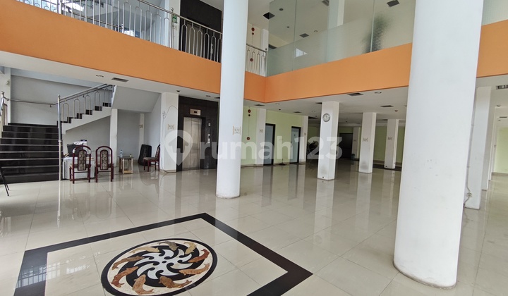 4 1/4 Floor Building Area 1,505 M2 With Elevator in Menteng, Central Jakarta