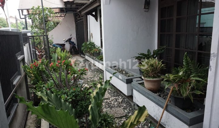 Rumah terawat di komplek buah batu jalan 2 mobil besar