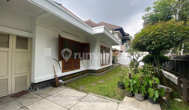 rumah lama terawat lokasi favorit di sayap burangrang 