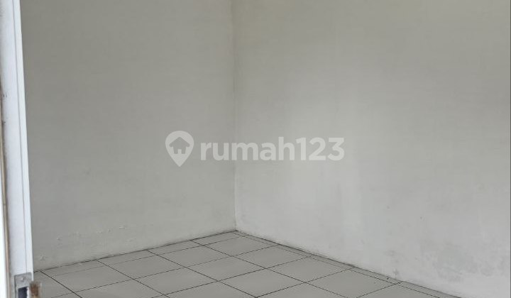 A nice ready-to-move-in house with a hook in Pine Regency, Bandung City.