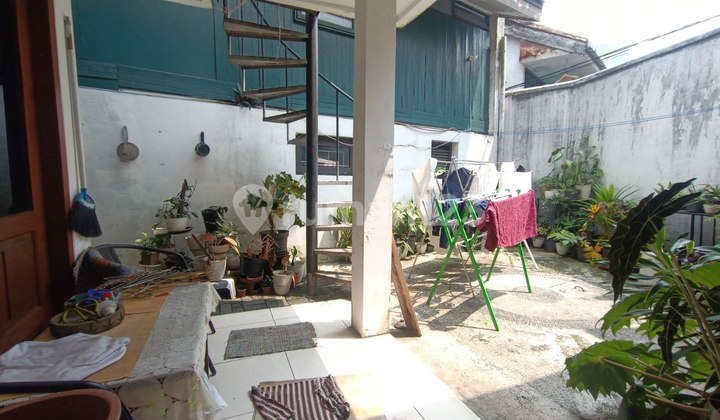 Old cheap strategic house near Unpar and ITB. 2