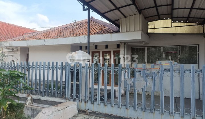 Cheap, well-maintained old house in Margahayu, Bandung City 2