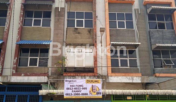 Ruko 3.5 tingkat jalan besar Madio santoso bisa jadi gudang yg cukup panjang dan bs sebagai rumah tempat tinggal juga 1