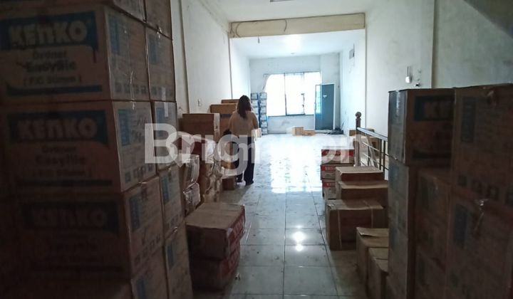 Three and a half story shop house on Madio Santoso main road, suitable as a long warehouse and can also serve as a residential home. 2