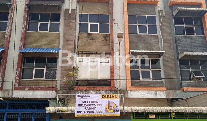 Ruko 3.5 tingkat jalan besar Madio santoso bisa jadi gudang yg cukup panjang dan bs sebagai rumah tempat tinggal juga Ruko 3.5 tingkat jalan besar Madio santoso bisa jadi gudang yg cukup panjang dan bs sebagai rumah tempat tinggal juga
