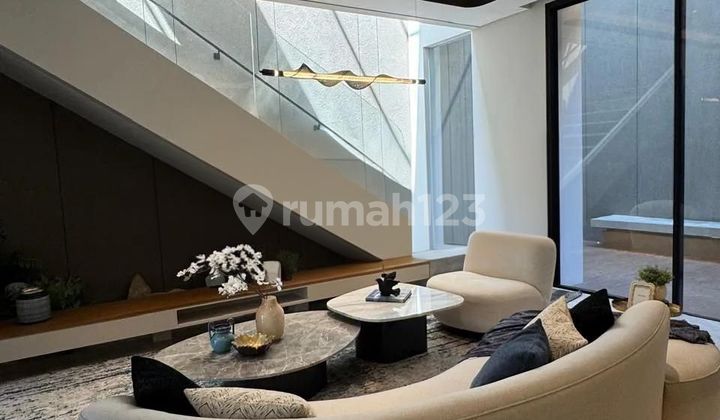 Dijual Rumah Mewah Graha Family Strategis Siap Huni 2