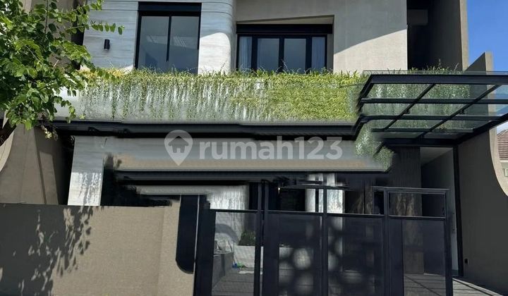 Dijual Rumah Mewah Graha Family Strategis Siap Huni Dijual Rumah Mewah Graha Family Strategis Siap Huni