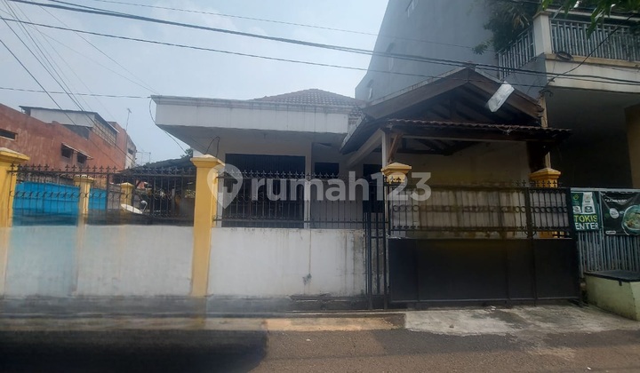 Quick Sale Ready-to-Occupy Corner House in Buaran, East Jakarta 1