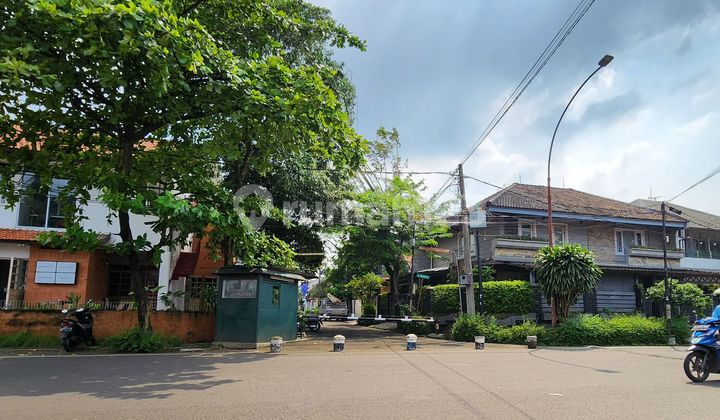 Rumah Hunian di Jalan Utama Sektor 1 - Bintaro, Jakarta Selatan