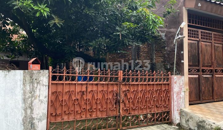 Old Residential House in the Nur Mosque Area, Kebayoran Lama, South Jakarta