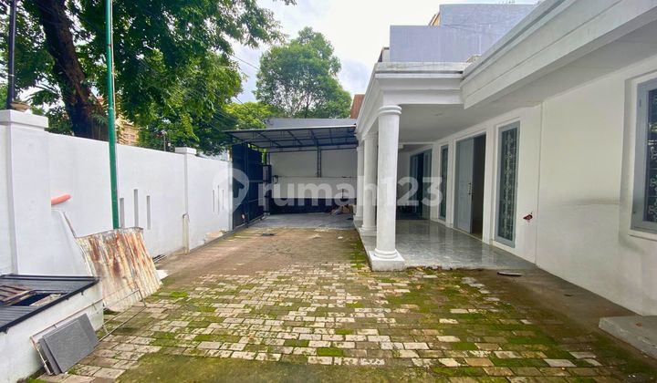 For rent, house suitable for office in Senopati area.