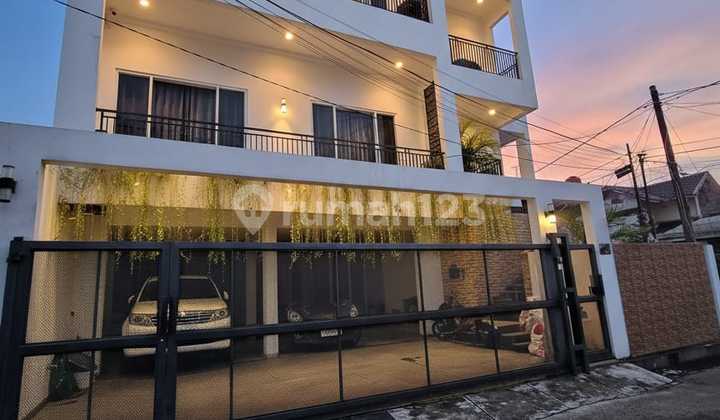 Rumah Modern Tropis Semi Furnished Posisi Hook Dalam Komplek