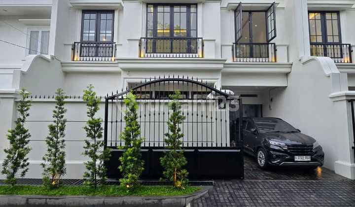 Rumah Mewah American Classic dengan Rooftop Dalam Komplek