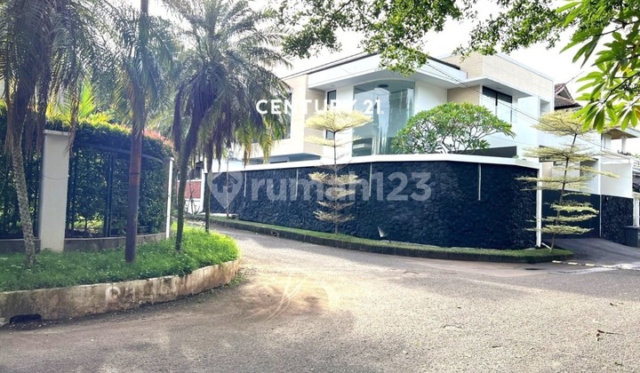 Di Jual Rumah Hoek dengan Kolam Renang di Lebak Bulus 10168