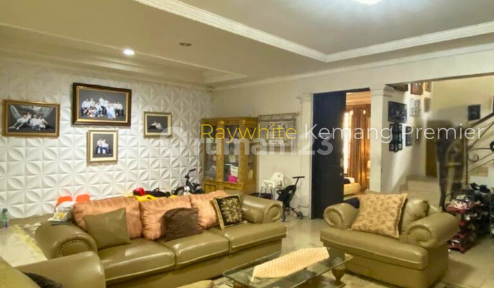 Rumah Mewah Klasik Mediterania di Cilandak - Selangkah Dari Citos