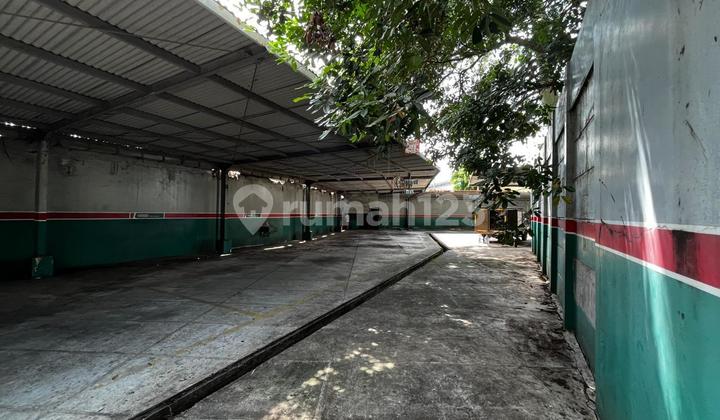 Ex Showroom Mobil Strategis di Pinggir Jalan Raya Serpong Tangerang