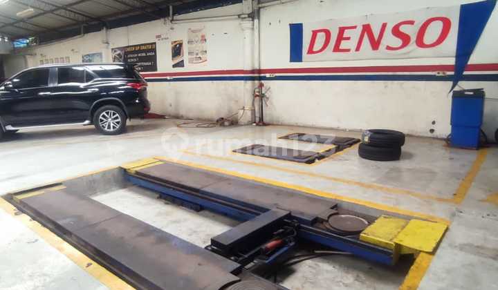 Busy Workshop Still Operating in Strategic Area on Jl Raya Binong