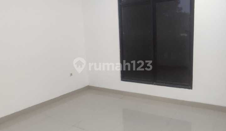 Flora Aryana Shop House 2 Floors, Strategic Location in a Busy Area, Ready to Use in Karawaci 2