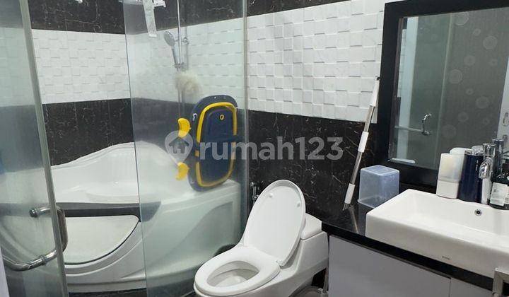 House + 6 Active Boarding Rooms in Kebon Jeruk - Income 12 Million/Month, Fully Furnished! 2