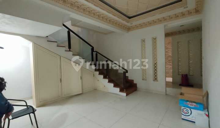 Rumah Mewah Elegan Bergaya Eropa di Taman Palem Lestari - 3,5 Lantai, High Ceiling, SHM 2