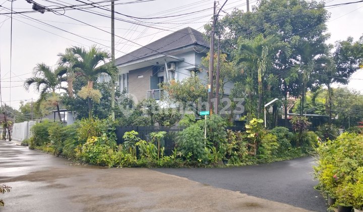 Ready-to-Occupy House with Hook Position in Turangga Near the City Center