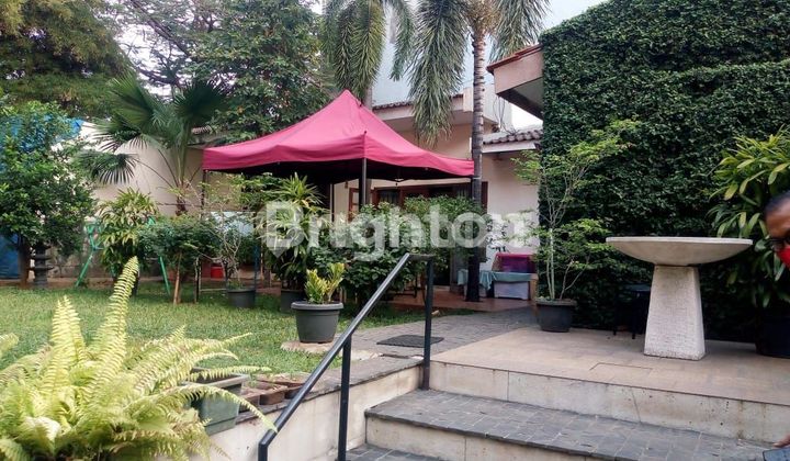 RUMAH DENGAN HALAMAN LUAS DI JAKARTA SELATAN