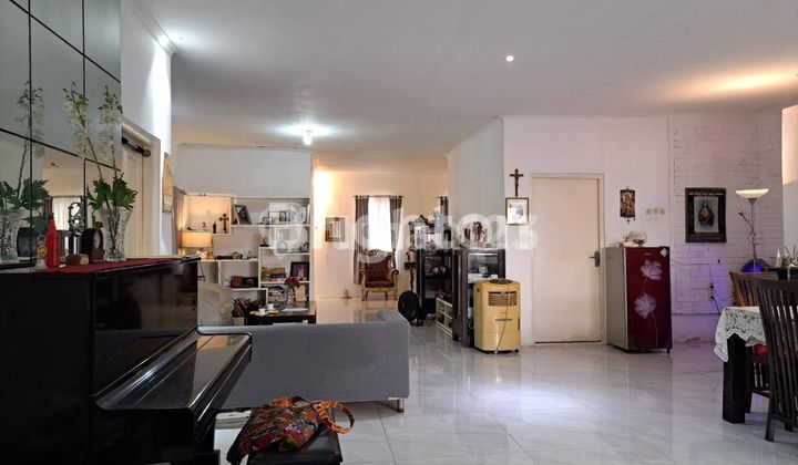 HOUSE WITH A SPACIOUS YARD IN PASAR REBO. EAST JAKARTA 2