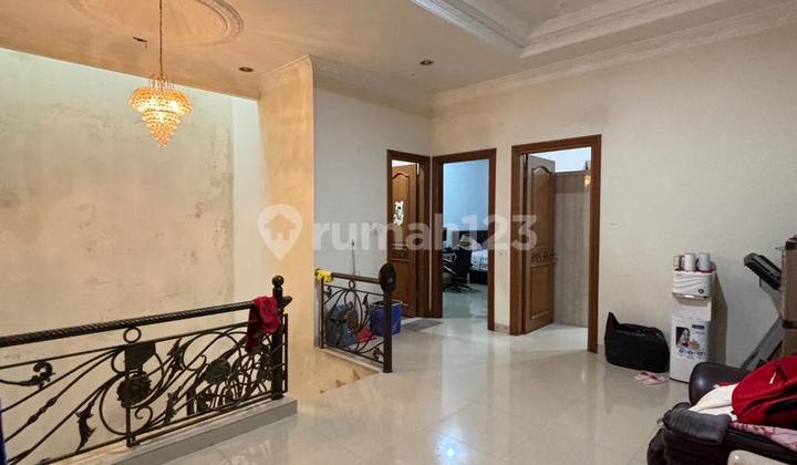 Dijual Jauh di Bawah Pasaran Rumah 4 Lantai di Walet Indah Pik