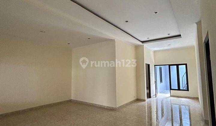 Dijual Rumah 1 Lantai Dengan Halaman Luas Di Villa Melati Mas 1