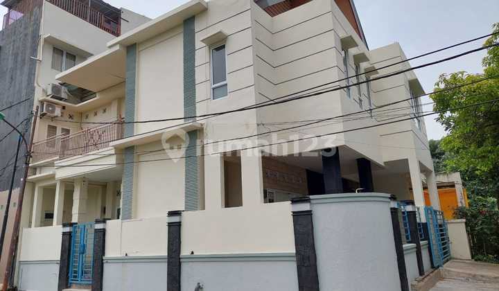 CORNER HOUSE IN A COMPLEX, RENOVATED, STRATEGIC, MANY ROOMS, KELAPA GADING, NORTH JAKARTA