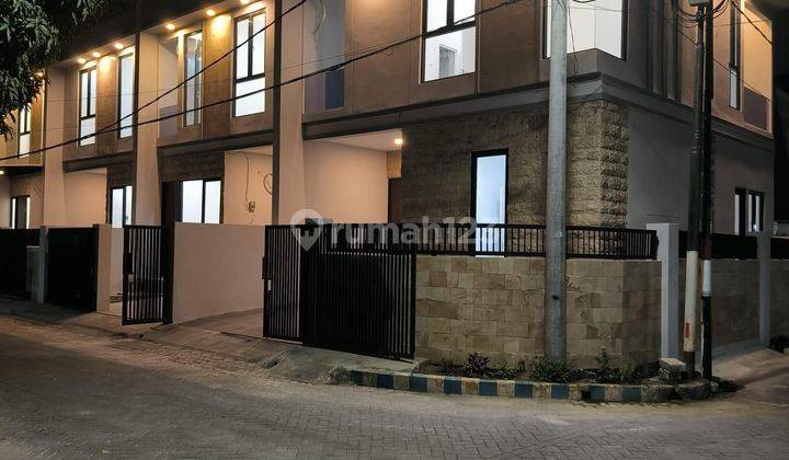 Dijual Rumah Baru 2 Lantai Minimalist Simpang Darmo Permai Selatan Town House Luas Tanah 88 m² 8x11 Hook Lb 151 m² Kt 3 3 Master Bedroom Semua Kamar Mandi Dalam Km 3 Double View Hadap Selatan + Timur Carport Bisa 2 Mobil 4400 Watt Shm, Imb Lengkap Harga 1 2