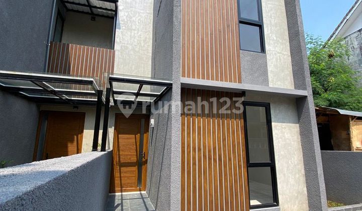 FOR SALE NEW READY-TO-OCCUPY HOUSE 2B JAGAKARSA SOUTH JAKARTA Land Area: 109 Building Area: 105 Bedrooms: 3+1 Bathrooms: 3+1 2