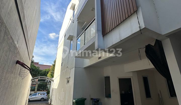 DIJUAL RUMAH 3 LANTAI dalam Cluster di Kawasan Elit Cempaka Putih Tengah dekat Apartemen Arandra DIJUAL RUMAH 3 LANTAI dalam Cluster di Kawasan Elit Cempaka Putih Tengah dekat Apartemen Arandra