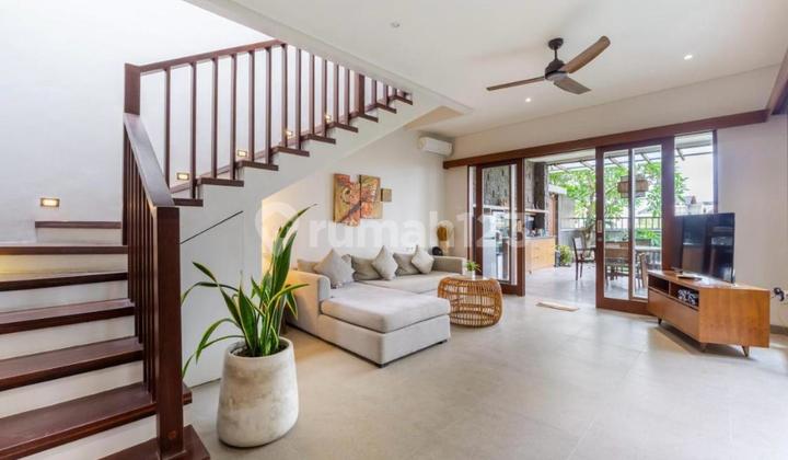 For sale villa located in Canggu Batu Bolong, freehold and complete building permit.