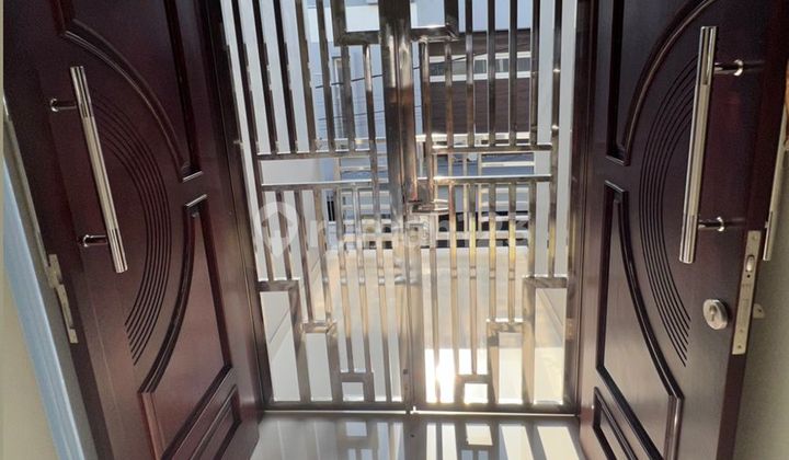 Rumah minimalis 3 lantai lokasi di pedungan