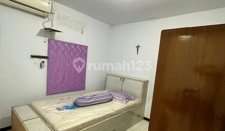 Rumah dibawah 1m jakarta timur parkir luas depan lapangan tenis