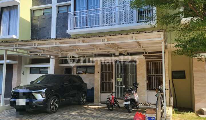 Two-Story Waterfront House 1