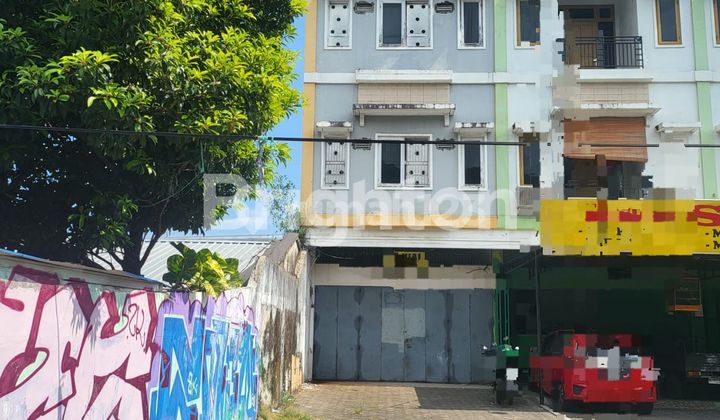 Nice 3-story shop house Alaudin 2