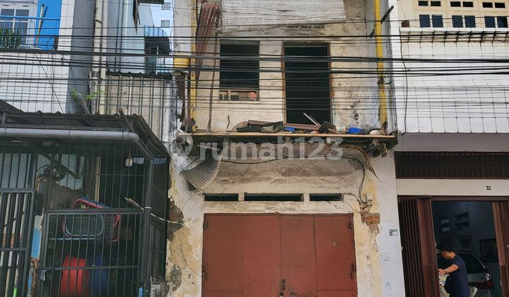 Old 2-Story Shop House Near the Beach Old 2-Story Shop House Near the Beach