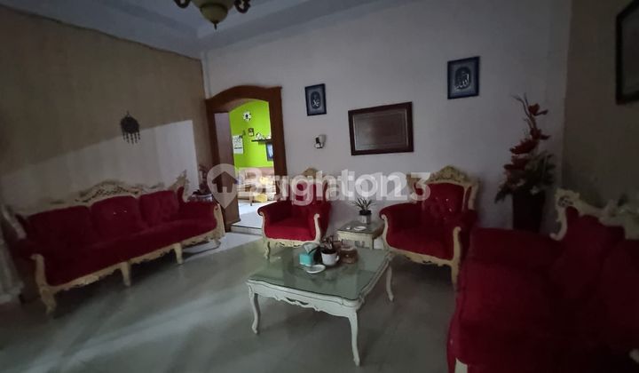 Rumah Kota 2 Lantai Dengan Tanah Yang Luas 2